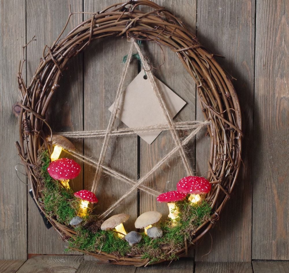 Toadstool Star Lighted Wreath